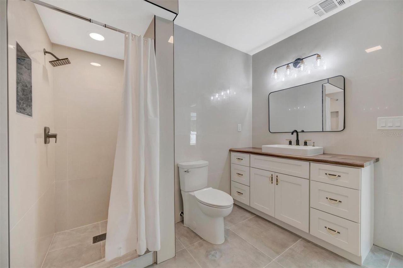 647 74th Avenue N, Saint Petersburg, FL 33702 Photo