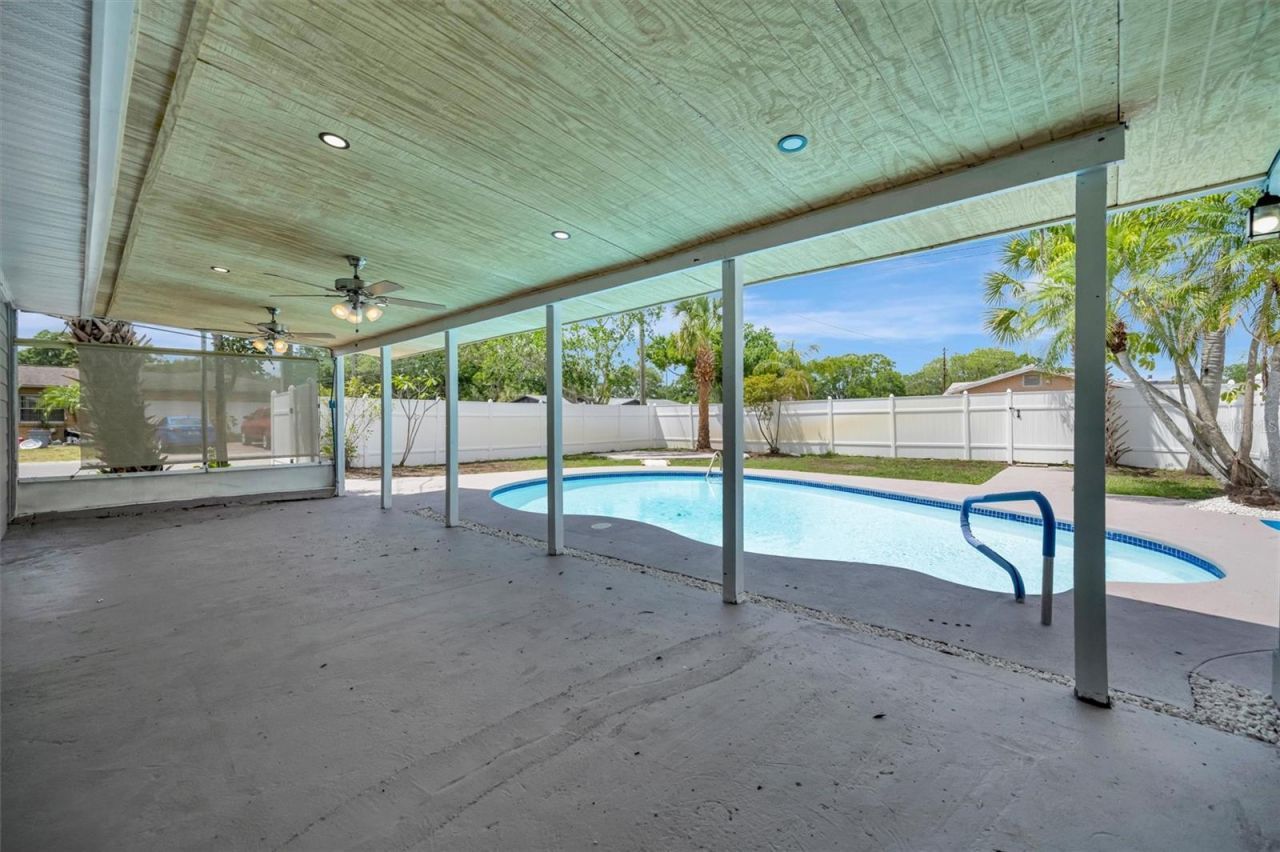 647 74th Avenue N, Saint Petersburg, FL 33702 Photo