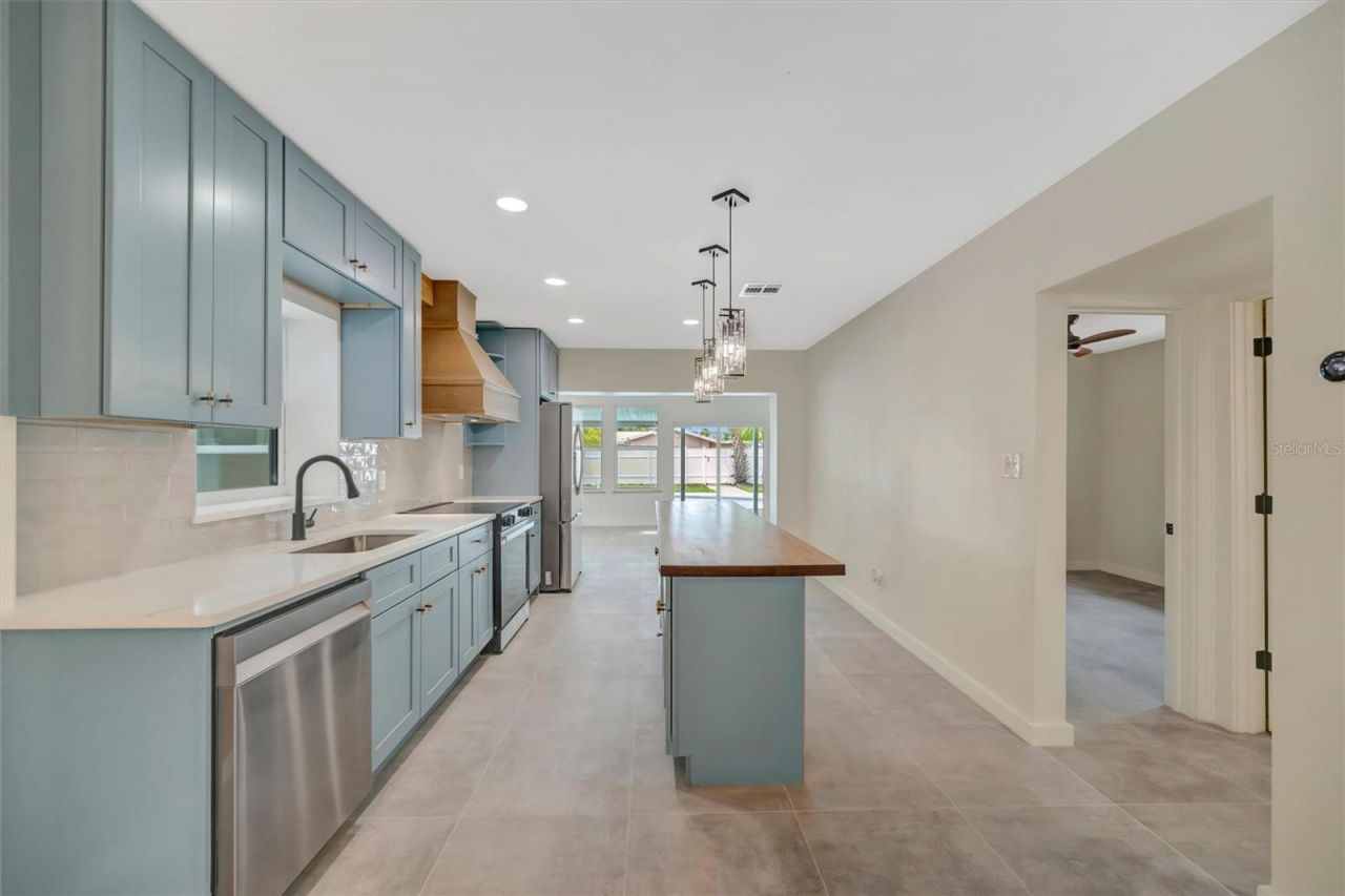 647 74th Avenue N, Saint Petersburg, FL 33702 Photo
