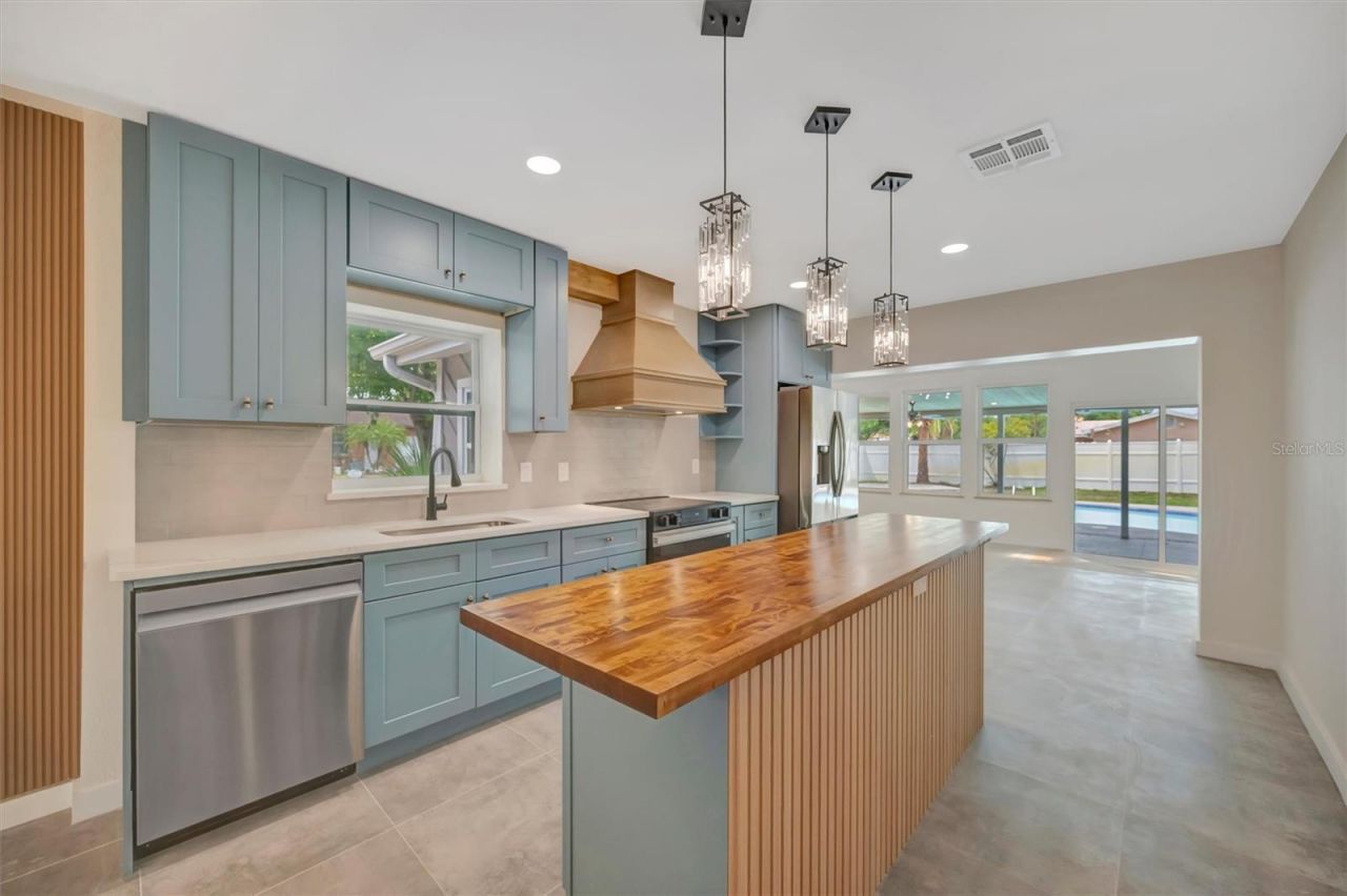 647 74th Avenue N, Saint Petersburg, FL 33702 Photo
