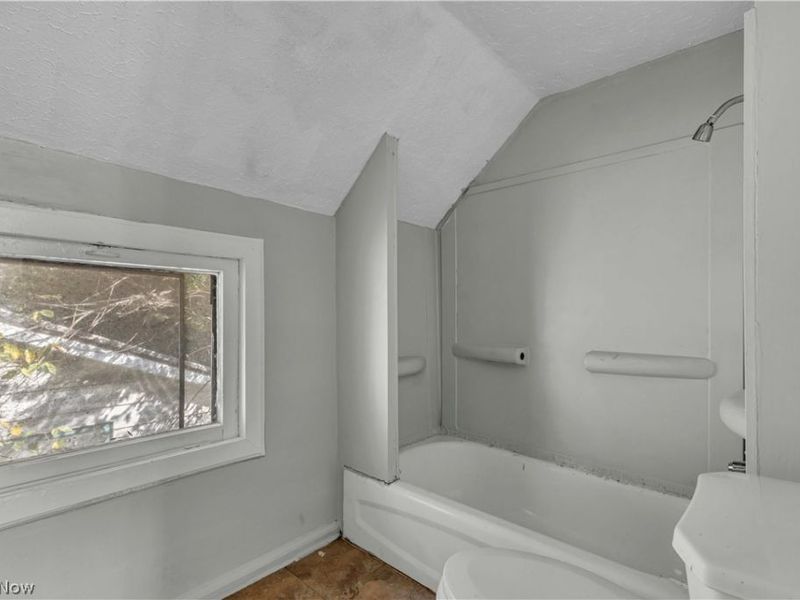 7606 Vineyard Avenue, Garfield Heights, OH 44105 Photo 14