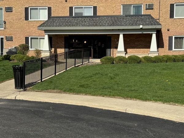 580 Lawrence Avenue, Unit 113, Roselle, IL 60172