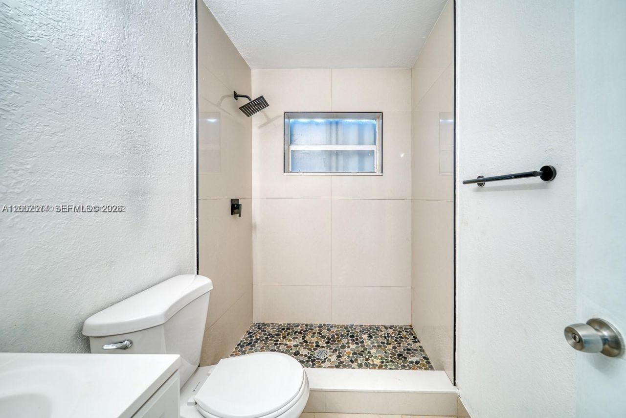 1200 NW 102nd St, Unit 1202, Miami, FL 33147 Photo