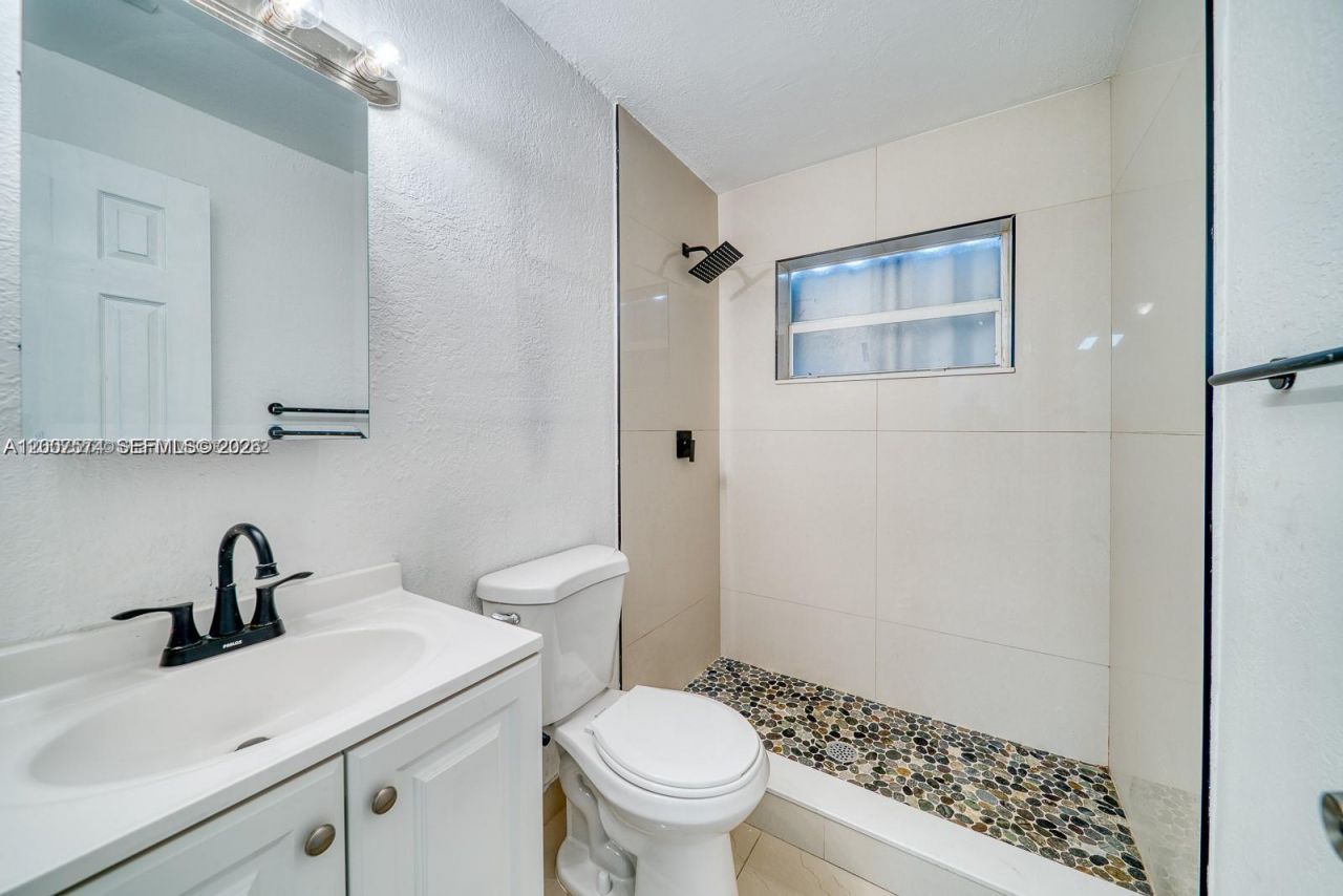 1200 NW 102nd St, Unit 1202, Miami, FL 33147 Photo