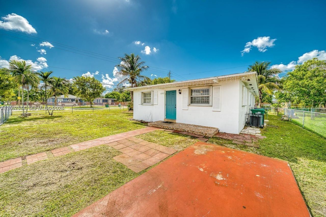 1200 NW 102nd St, Unit 1202, Miami, FL 33147 Photo