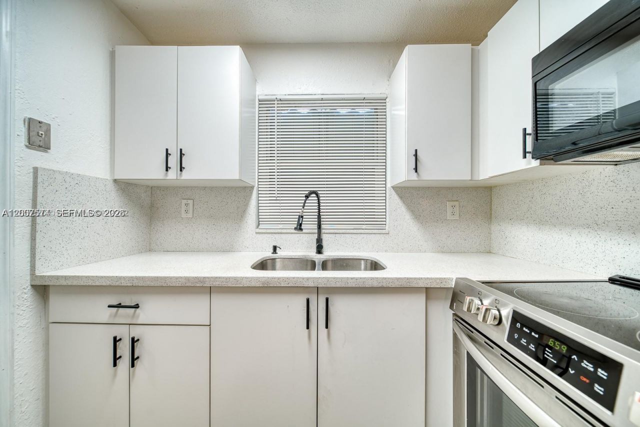1200 NW 102nd St, Unit 1202, Miami, FL 33147 Photo
