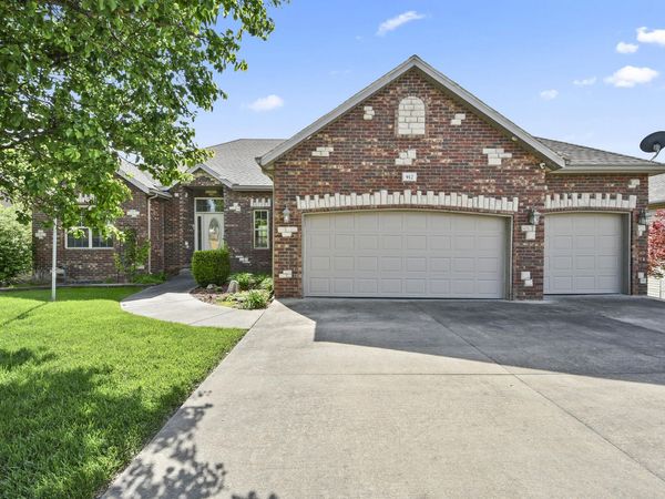 912 E Welch Street , Nixa, MO 65714