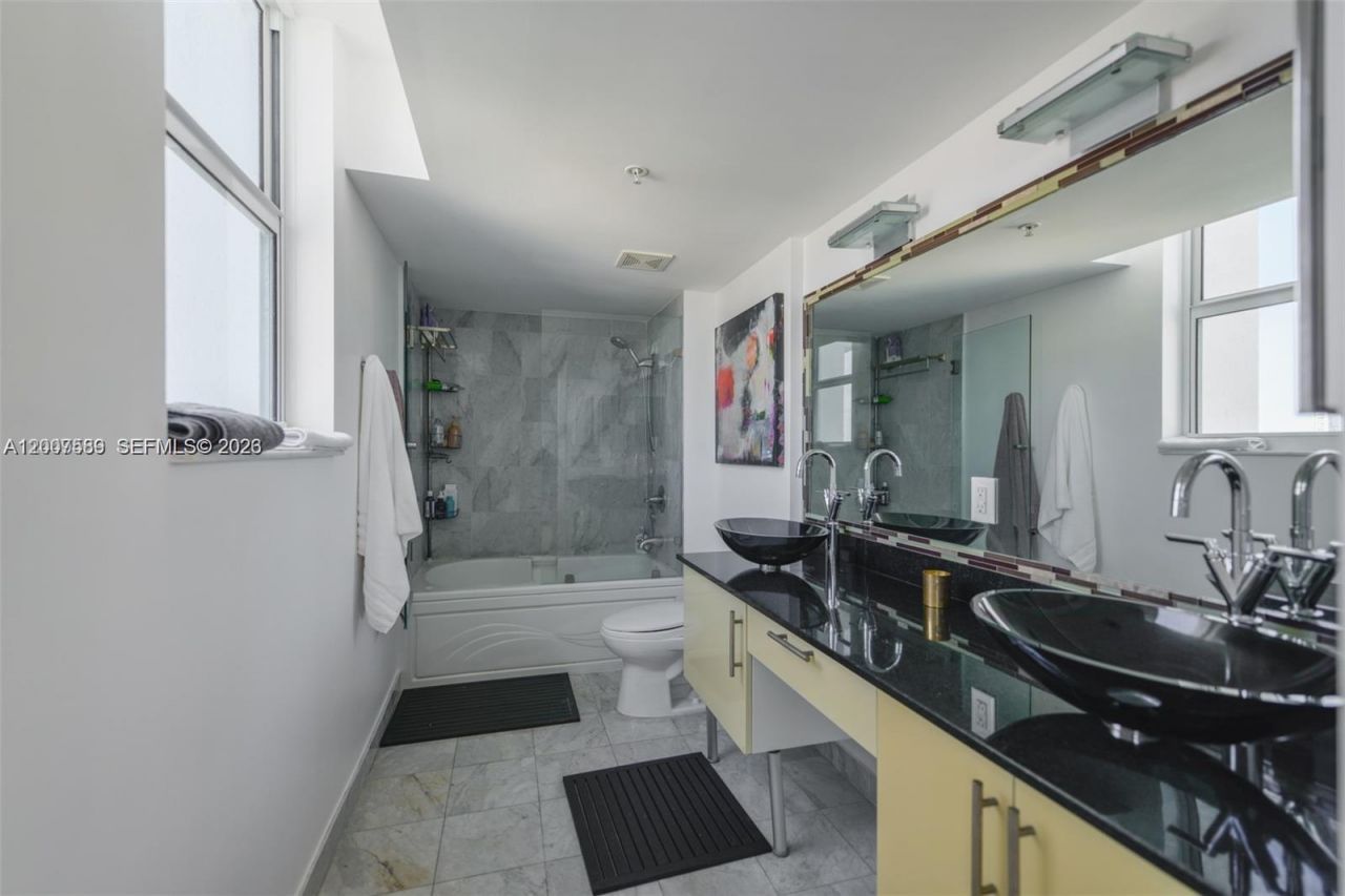 31 SE 5th St , Unit 3002, Miami, FL 33131 Photo