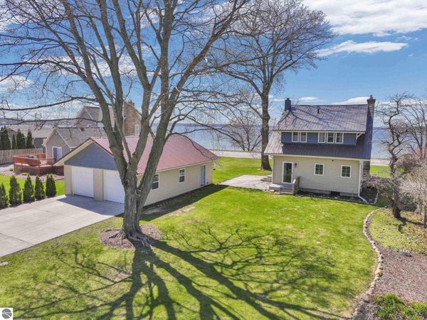 407 Lakeshore Drive S, Lake City, MI 49651
