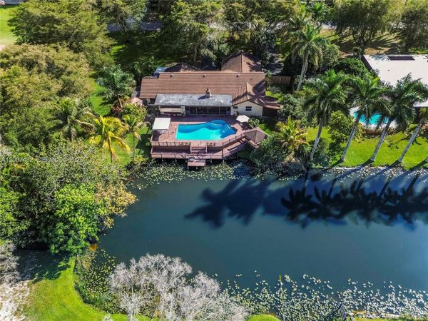 10651 SW 27th St, Davie, FL 33328