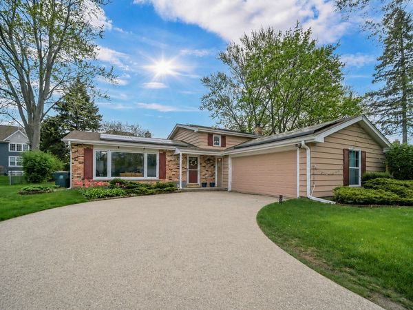 401 Greentree Parkway , Libertyville, IL 60048