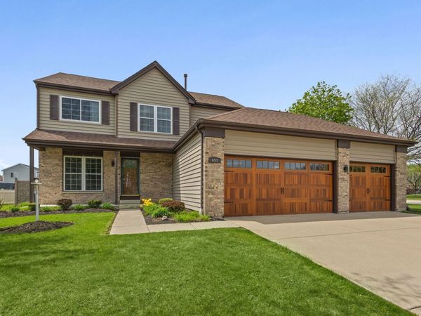 698 Juli Drive, South Elgin, IL 60177