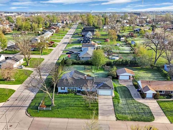 648 42nd St NE, Cedar Rapids, IA 52402