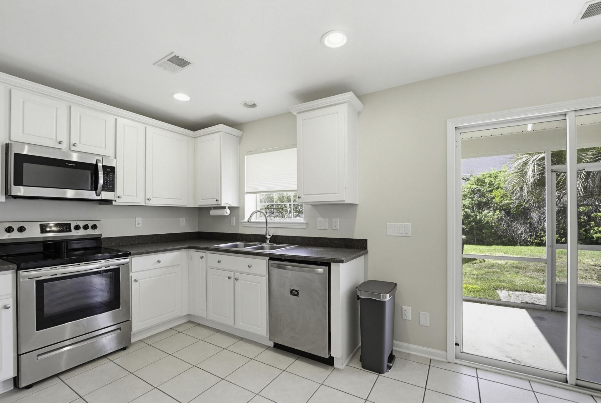 2225 Blakers Boulevard Photo 11