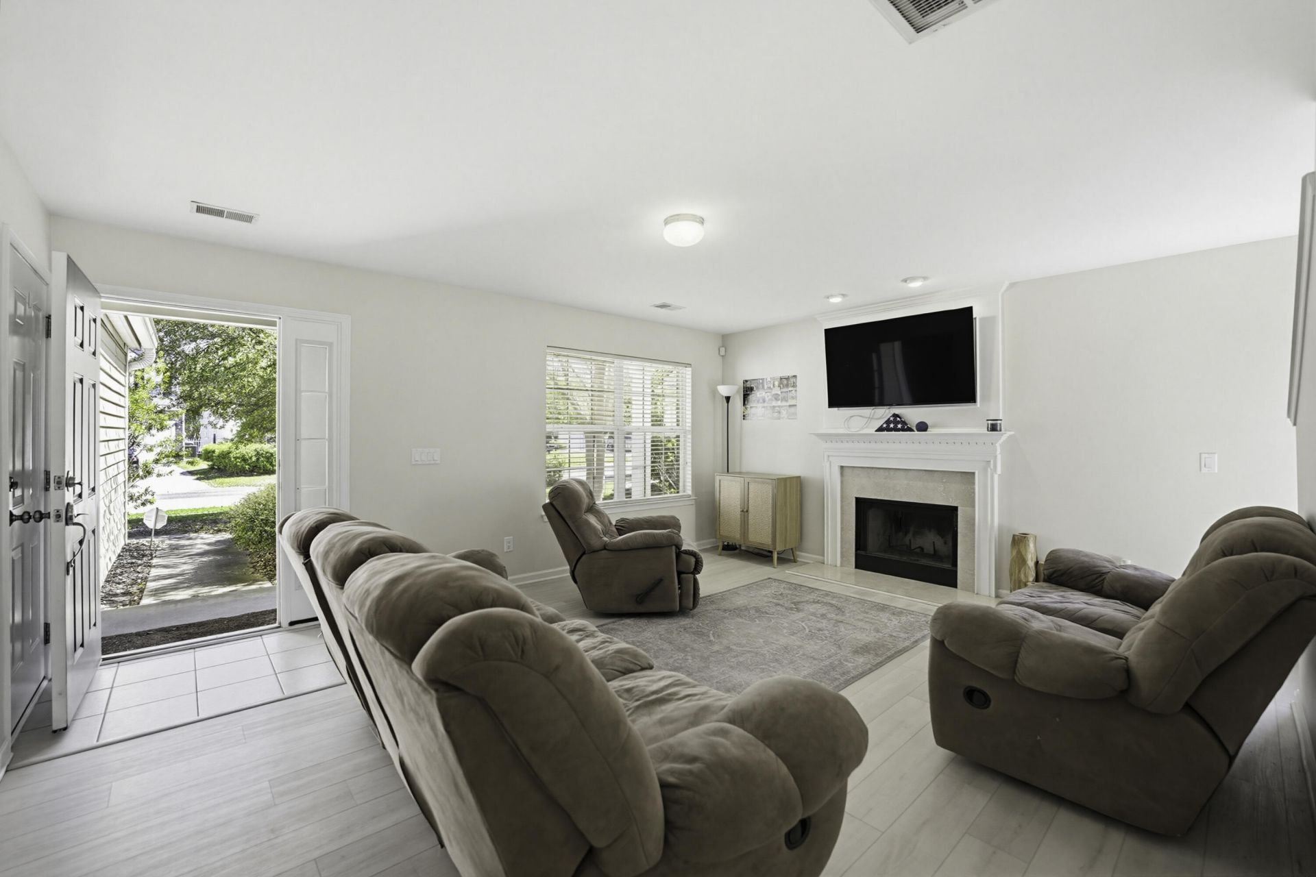 2225 Blakers Boulevard Photo 5