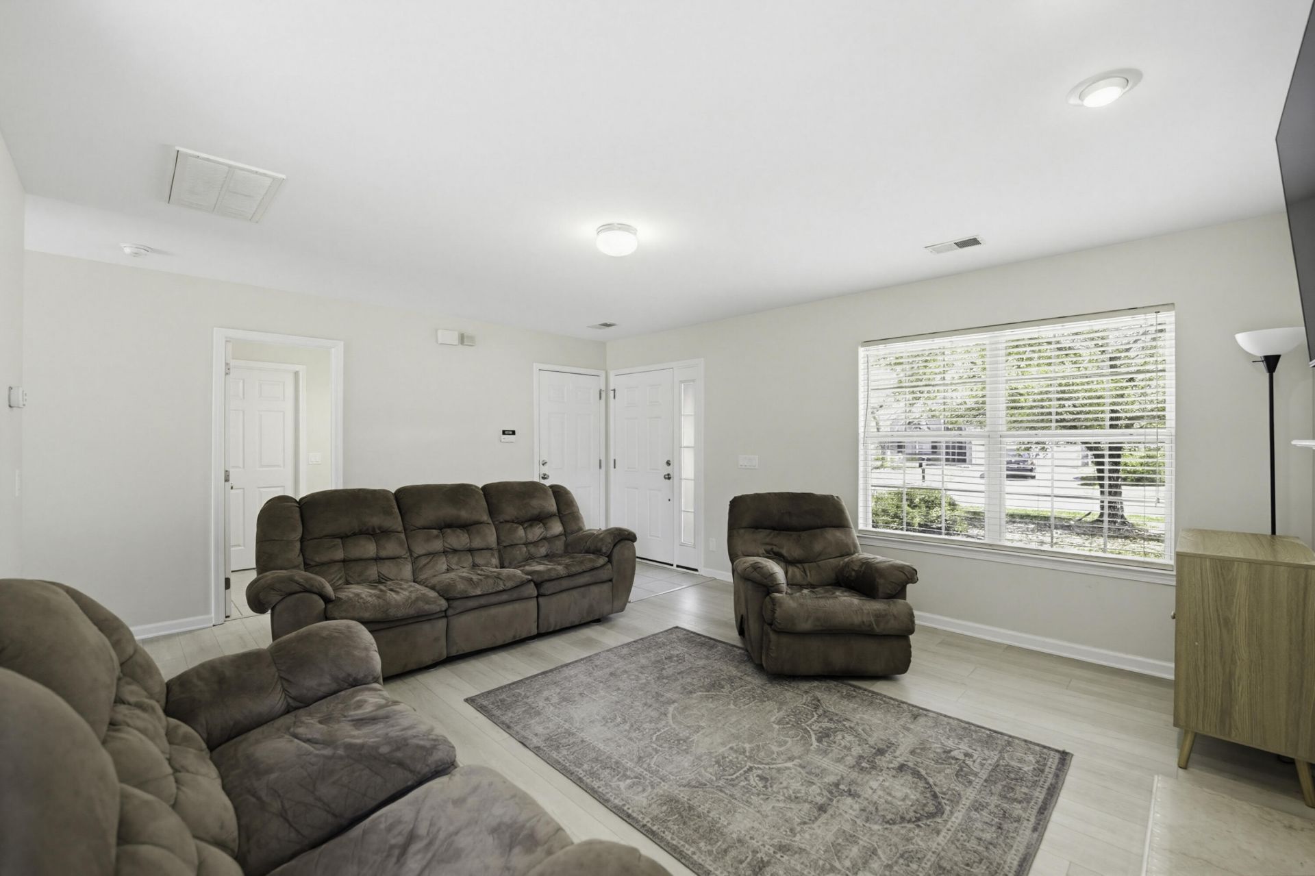 2225 Blakers Boulevard Photo 7