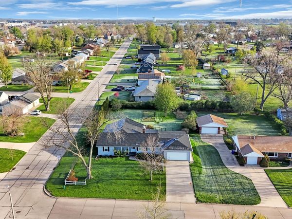 648 42nd St NE , Cedar Rapids, IA 52402