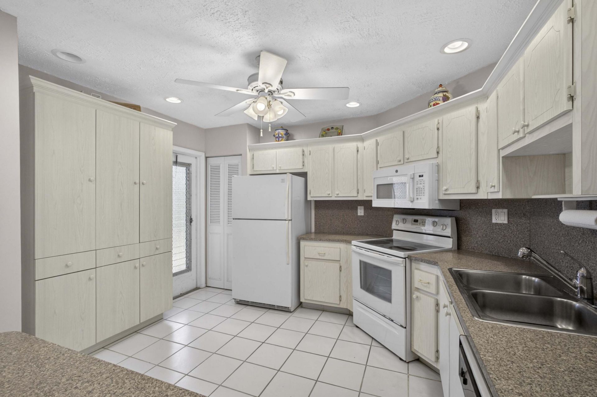 3 Greenway Vlg N, Unit 210, Royal Palm Beach, FL 33411 Photo