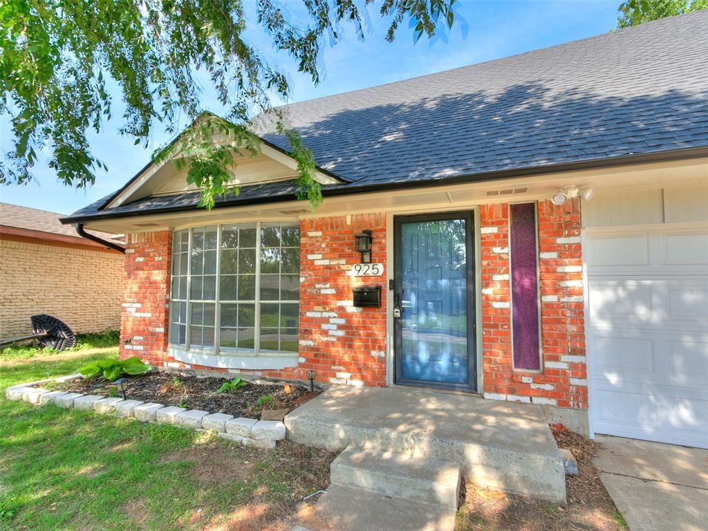 925 N Bradley Avenue, Oklahoma City, OK 73127 Main Photo