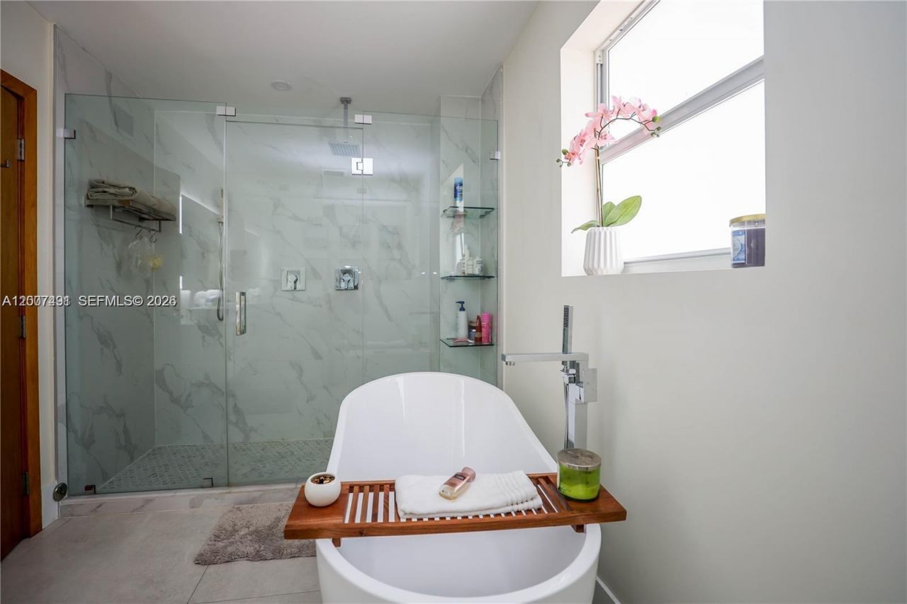 5620 Alton Rd, Miami Beach, FL 33140 Photo