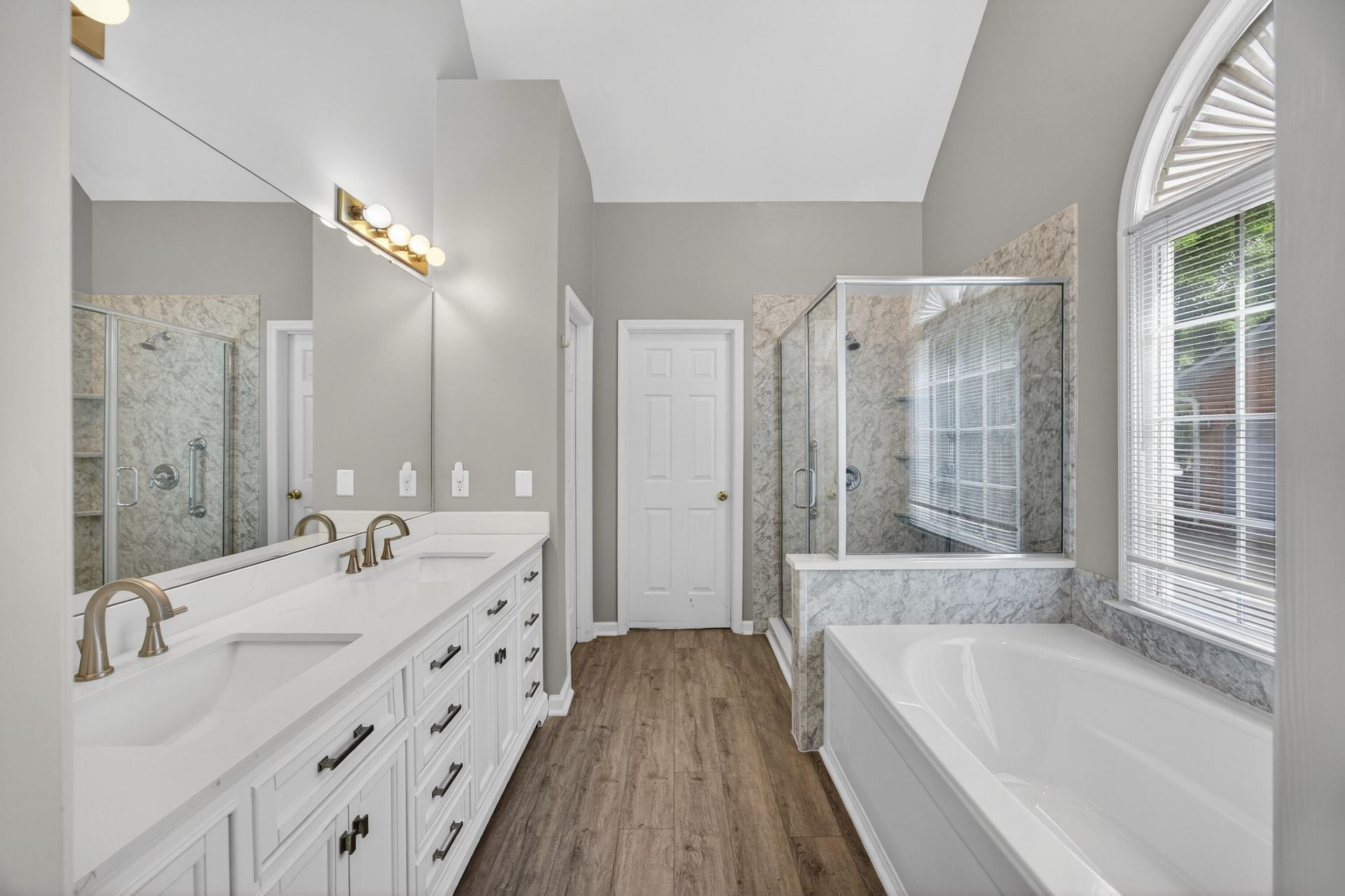 5425 Roxbury Drive Photo 10