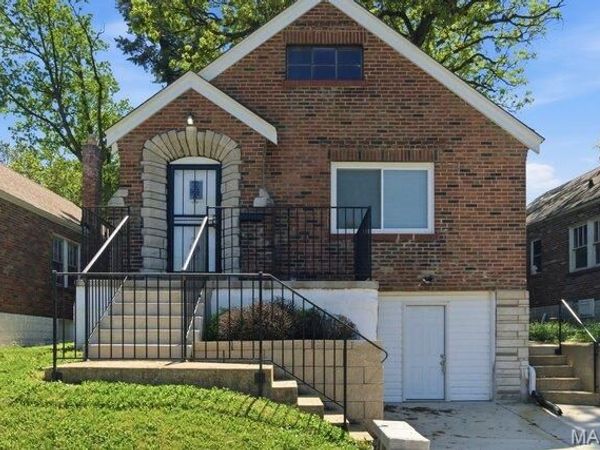 6758 Kenwood Drive, St Louis, MO 63121