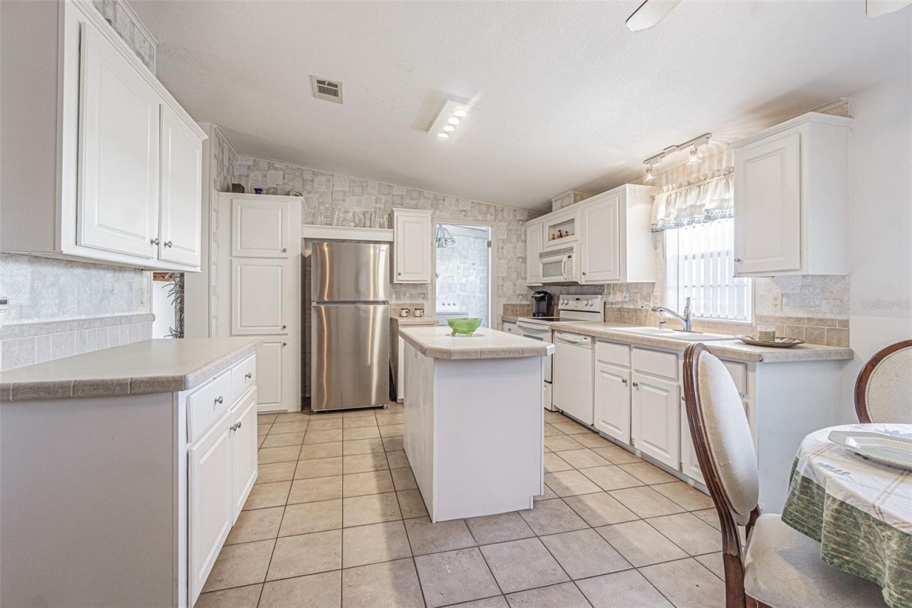 37627 Lorena Avenue, Zephyrhills, FL 33541 Photo