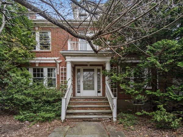 10 Stoneleigh Cir, Watertown, MA 02472