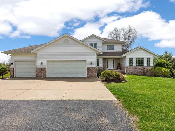 2823 120th St NE, Swisher, IA 52338