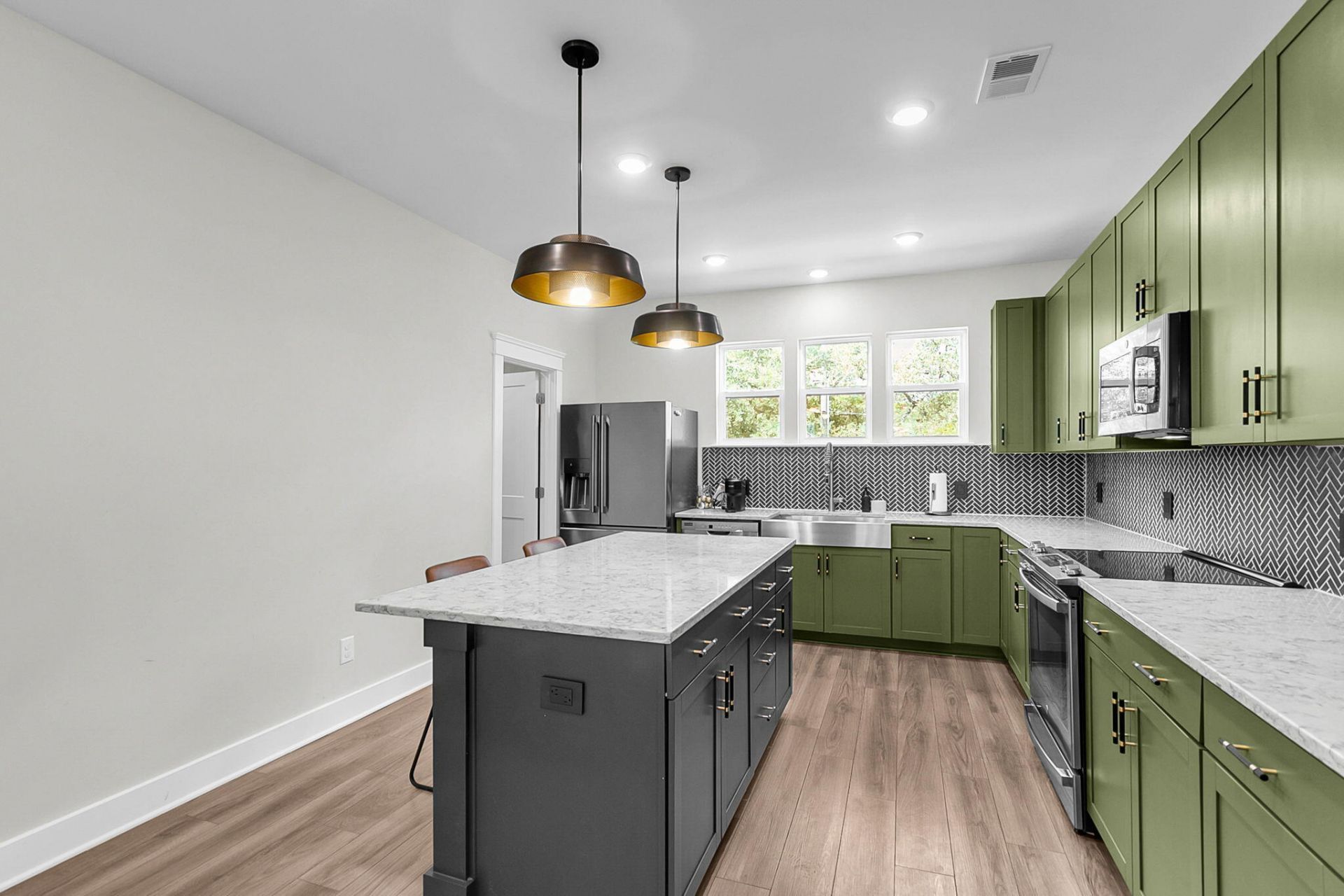 4559 Mixson Avenue Photo 8