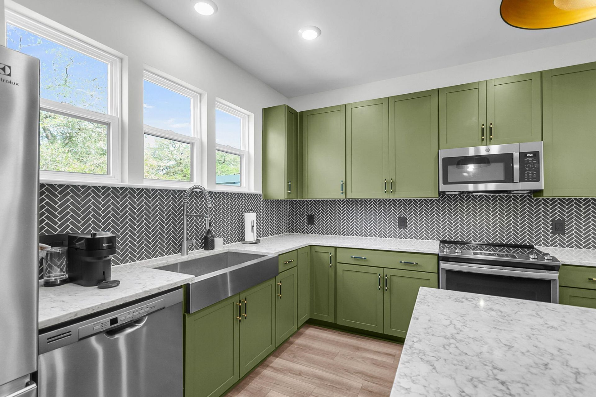 4559 Mixson Avenue Photo 9