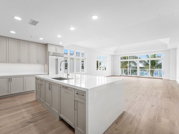 180 Lake Drive, Unit 2204, Palm Beach Shores, FL 33404