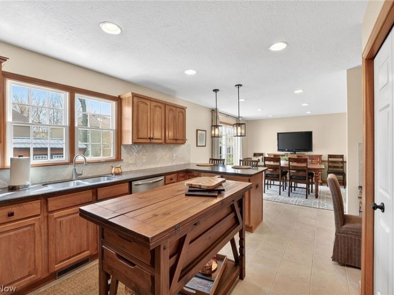 5503 Pheasants Walk Drive, North Olmsted, OH 44070 Photo 10