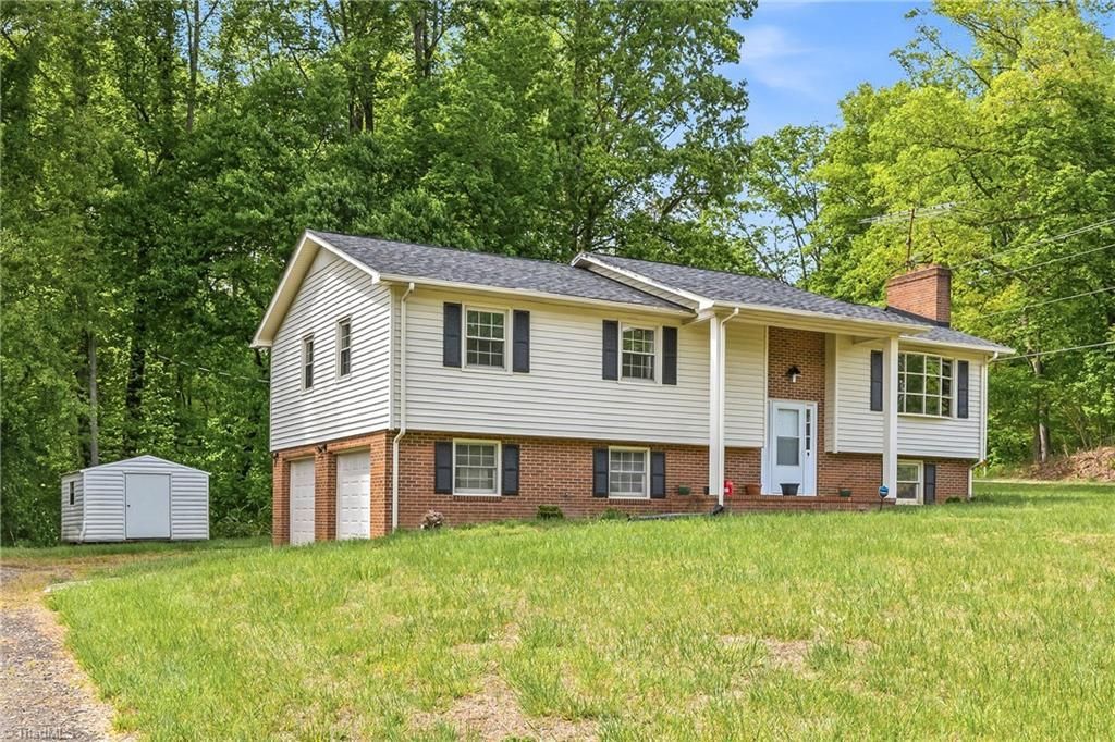 104 Windover Drive, Pinnacle, NC 27043 Main Photo