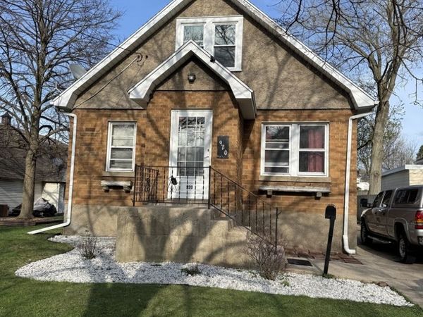 920 N Madison Street , Woodstock, IL 60098