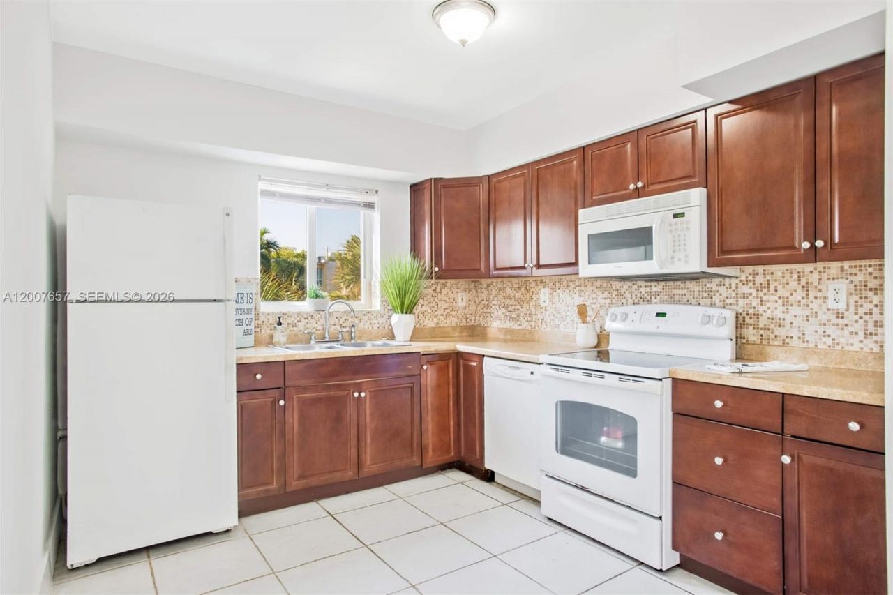 10001 W Bay Harbor Dr , Unit 208, Bay Harbor Islands, FL 33154 Photo