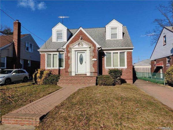 63 E Dover Street , Valley Stream, NY 11580