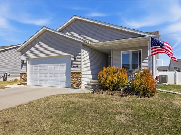 8608 Flatbush Court NE, Cedar Rapids, IA 52402