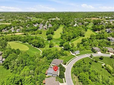 5874 S National Drive, Parkville, MO 64152