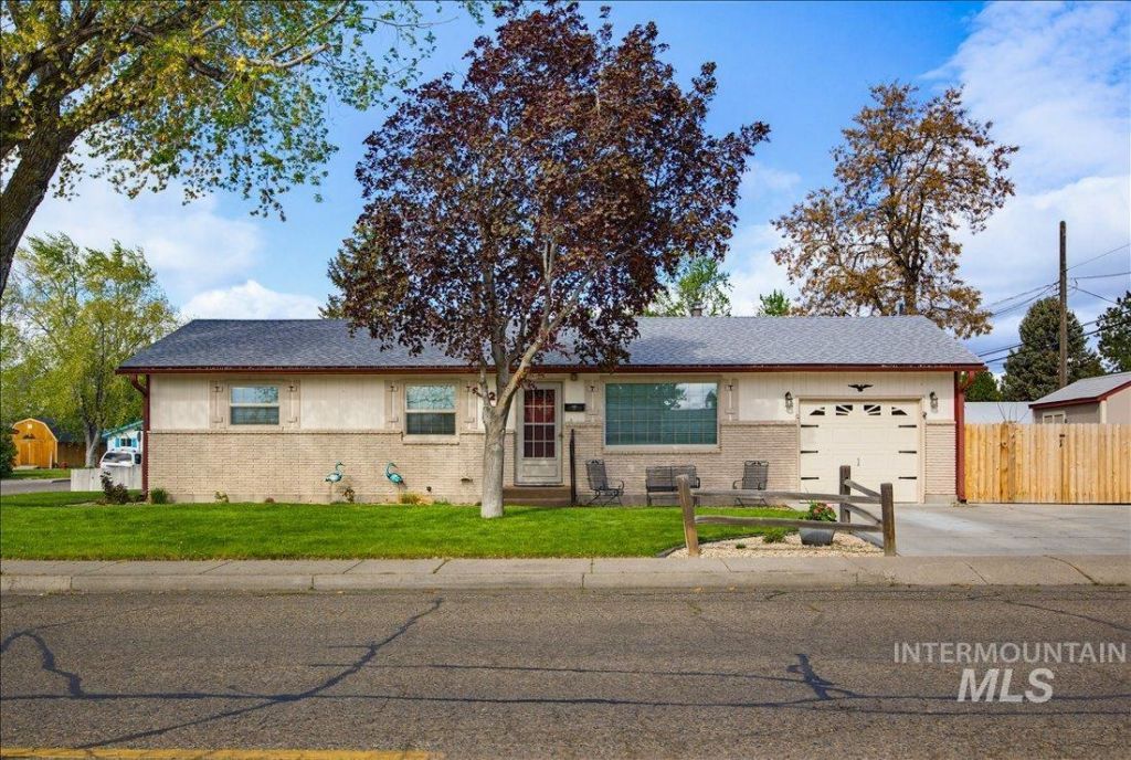 1205 N 6th E, Mountain Home, ID 83647 Main Photo