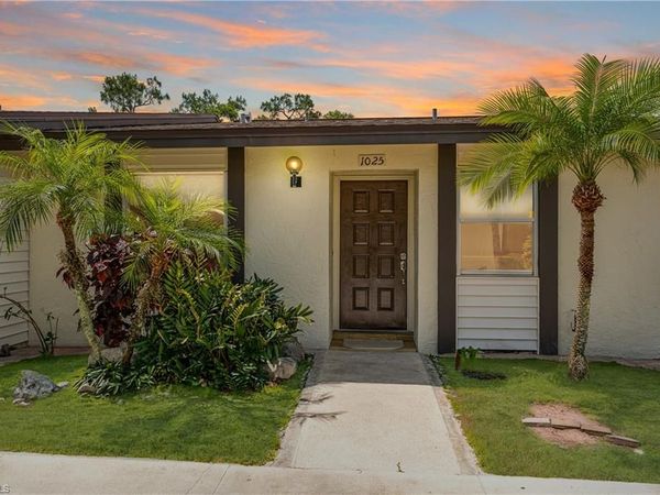 1025 Pine Isle LN , Unit 1025, NAPLES, FL 34112