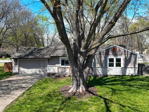 1604 Ridgeway Drive, Greenwood, MO 64034