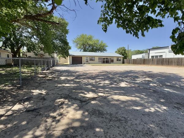 219 N Louis Tittle Avenue, Mangum, OK 73554