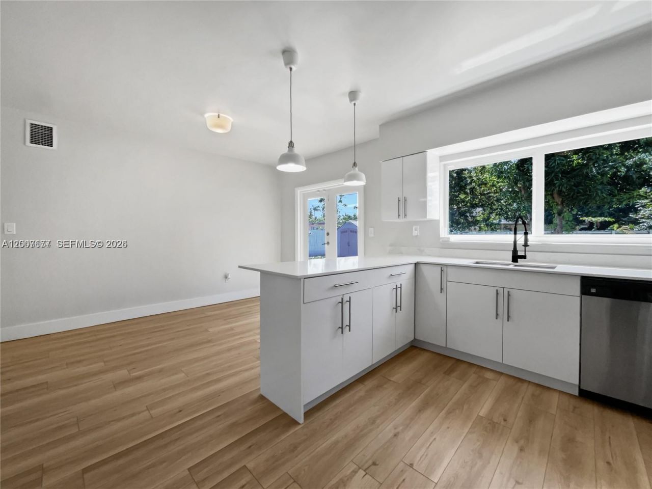 524 NE 160th St , Miami, FL 33162 Photo