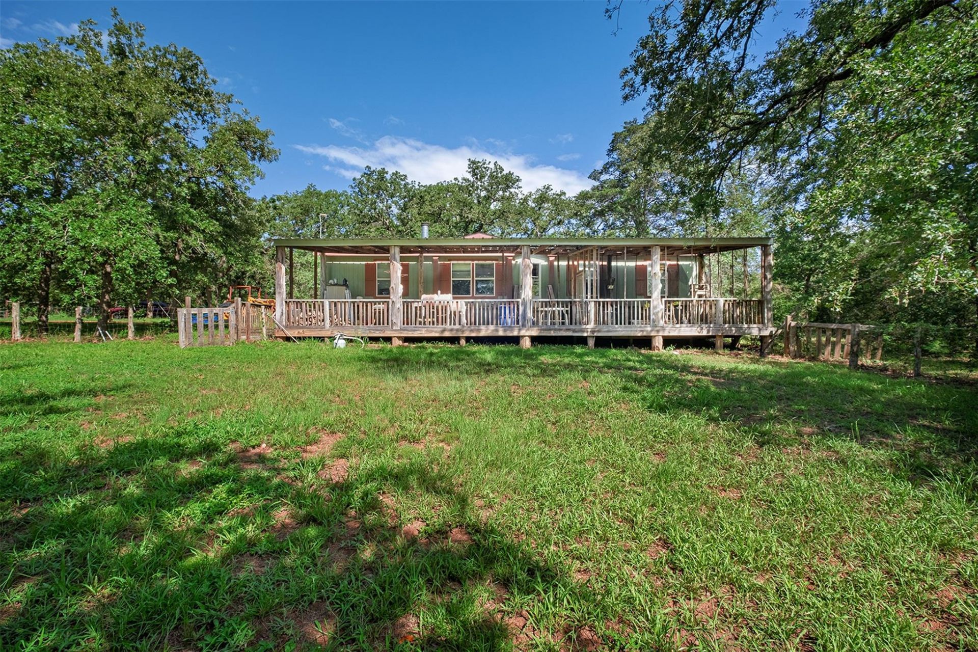 1231 Peach Creek Rd, Waelder, TX 78959 Main Photo