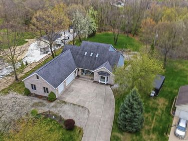 3630 S Shimmons Circle, Auburn Hills, MI 48326