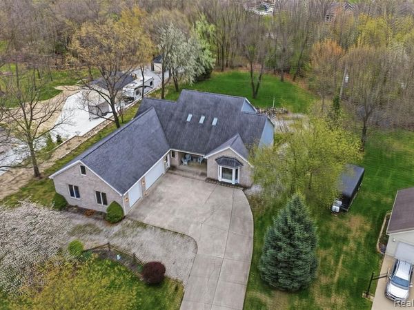 3630 S Shimmons Circle, Auburn Hills, MI 48326