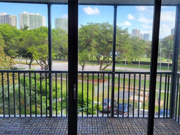 3475 N Country Club Dr , Unit 409, Aventura, FL 33180