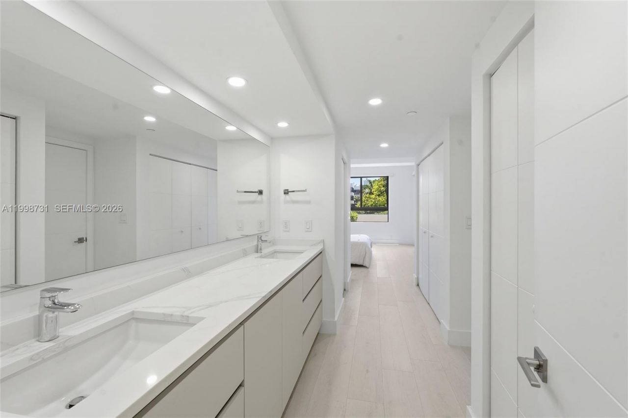 251 Crandon Blvd , Unit 202, Key Biscayne, FL 33149 Photo