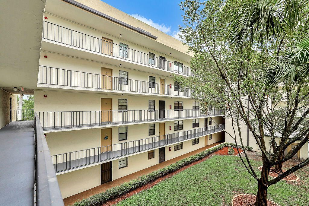 6190 Woodlands Boulevard, Unit 312, Tamarac, FL 33319 Photo